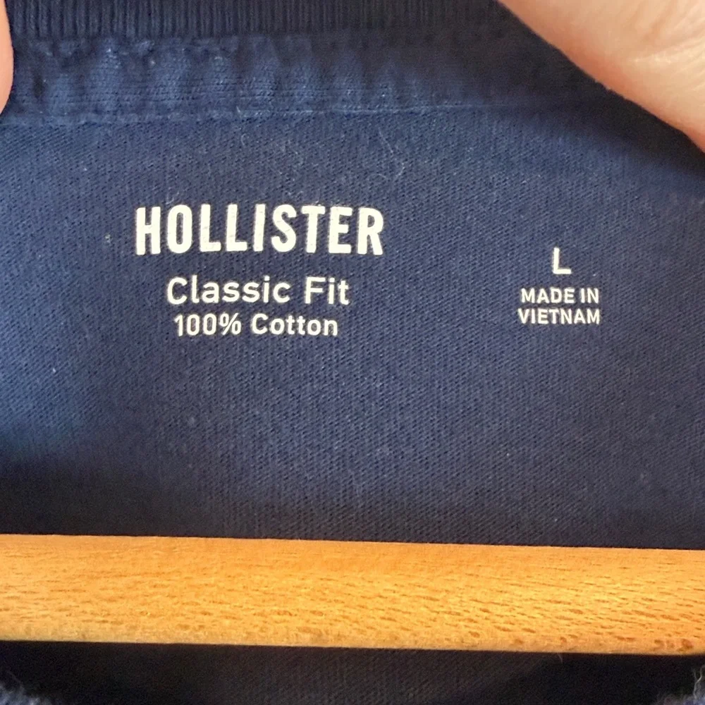 Hollister Classic Fit navy blue T-shirt men’s size large 100% cotton